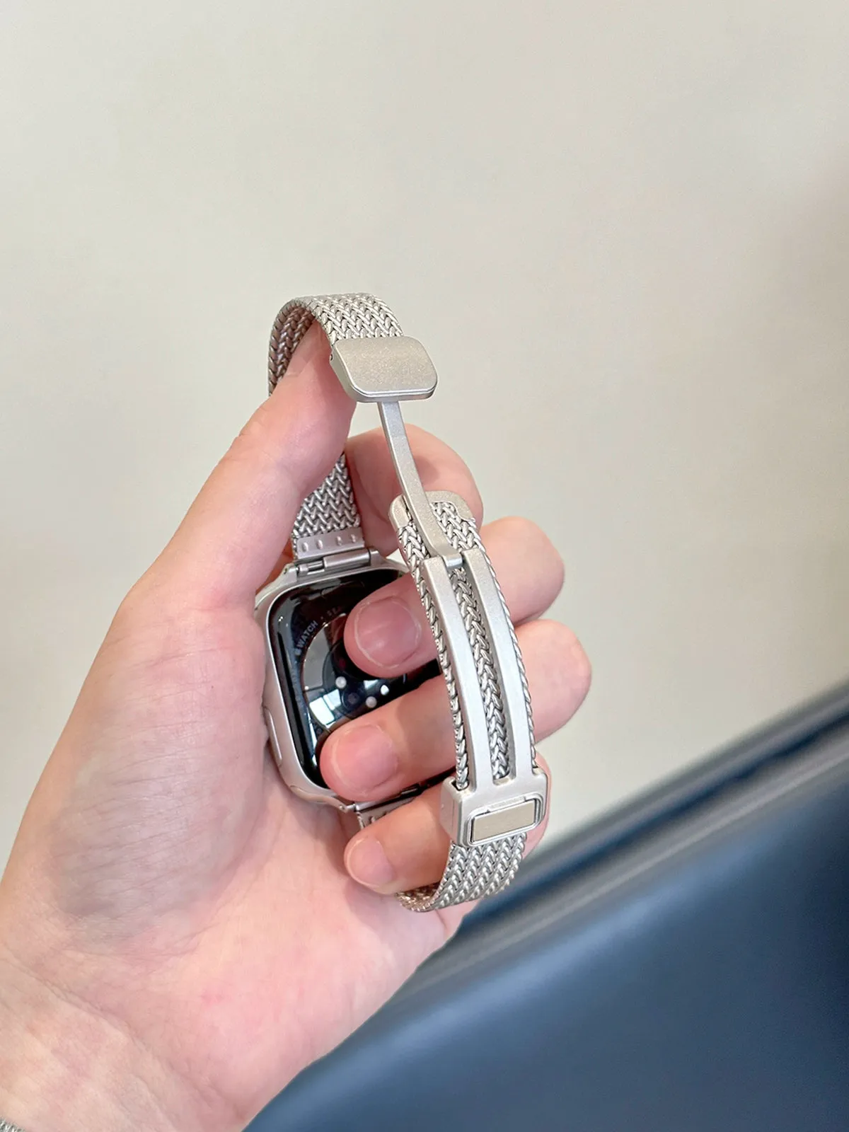 Elegant Stainless Steel Apple Watch Band with Wheat Magnetic Buckle Strap